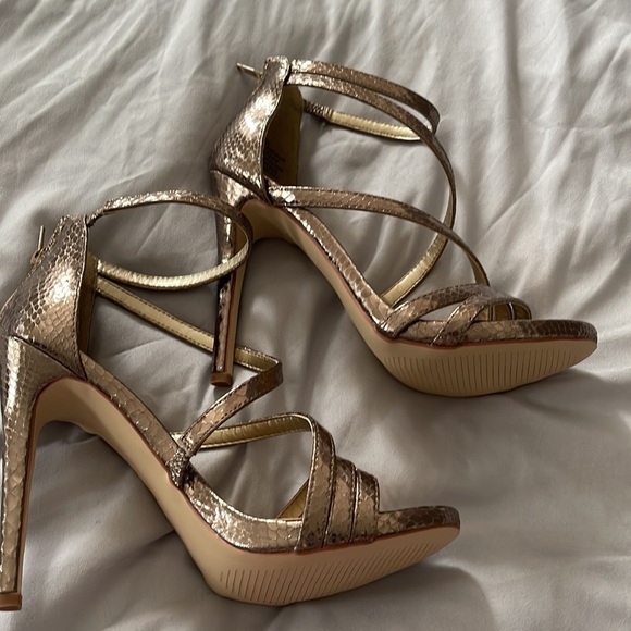 Shoe dazzle. Bronze snakeskin heels. Size 7.5 - Picture 4 of 4